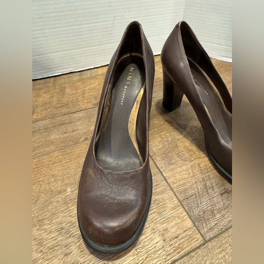 Women’s Brown Heels - Nine & Company - Size 8 - Round Toe - Picture 4 of 8